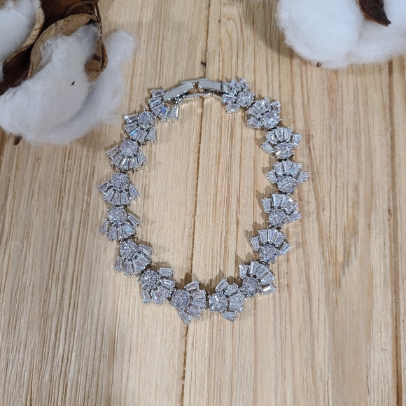 🩶🩶NEW🩶🩶EXQUISITE!! CZ BRACELET IN SILVER 🩶🩶 - Picture 12 of 16
